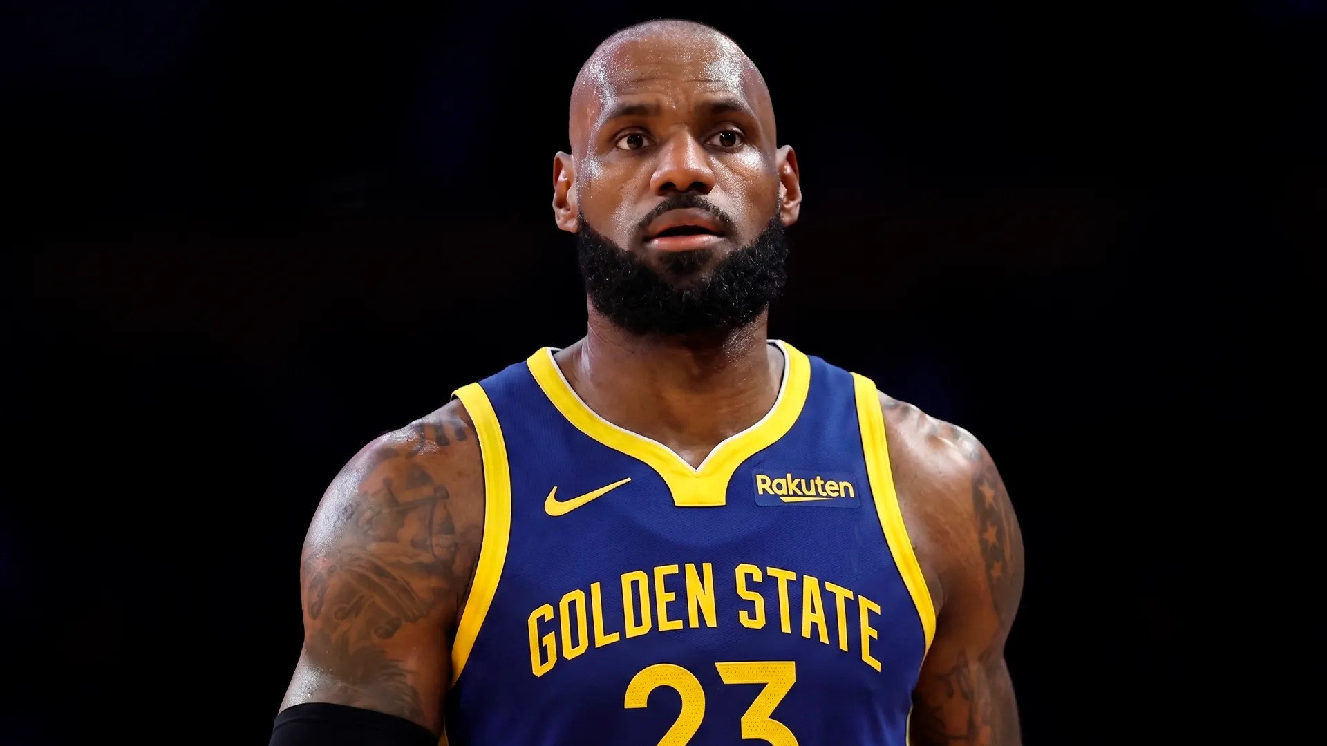 LeBron James con el jersey de los Warriors (Getty Images/Google Gemini)