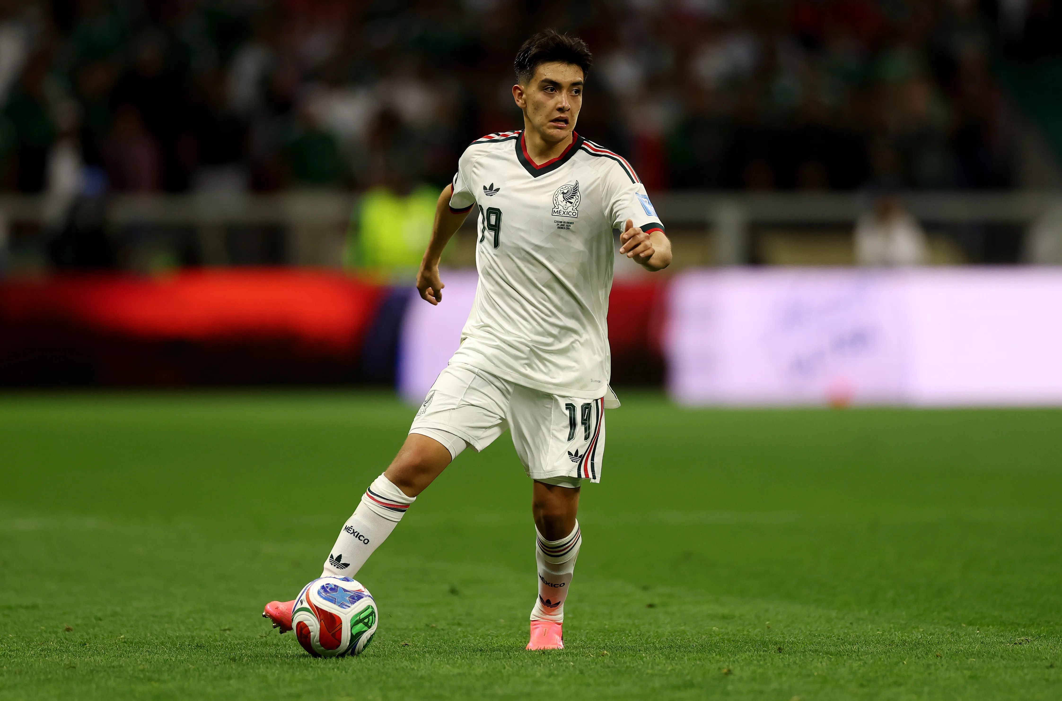 Gilberto Mora en el partido contra República Checa (Getty Images)