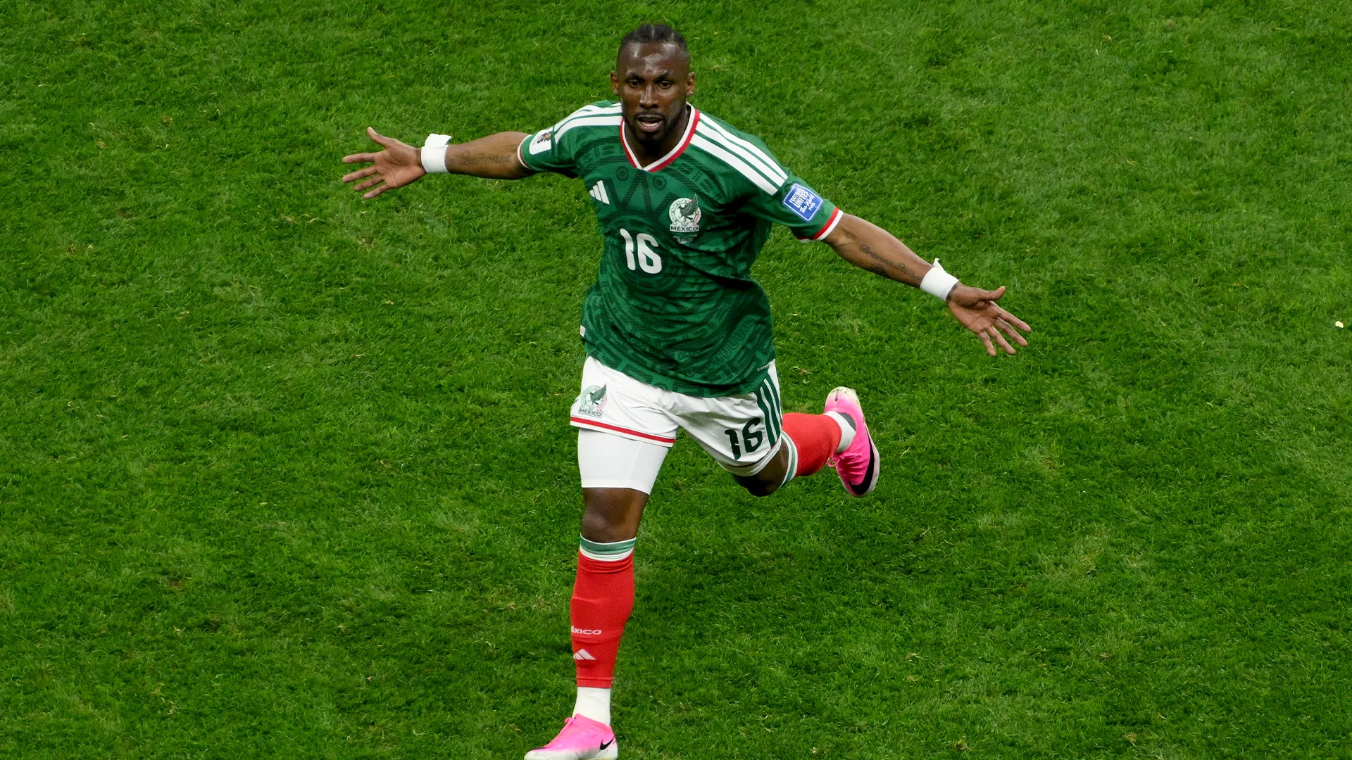 Julián Quiñones festeja el 1-0 de México (Getty Images)