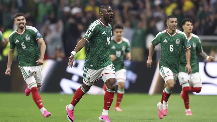 México ganó en casa ante Ecuador y se clasificó.