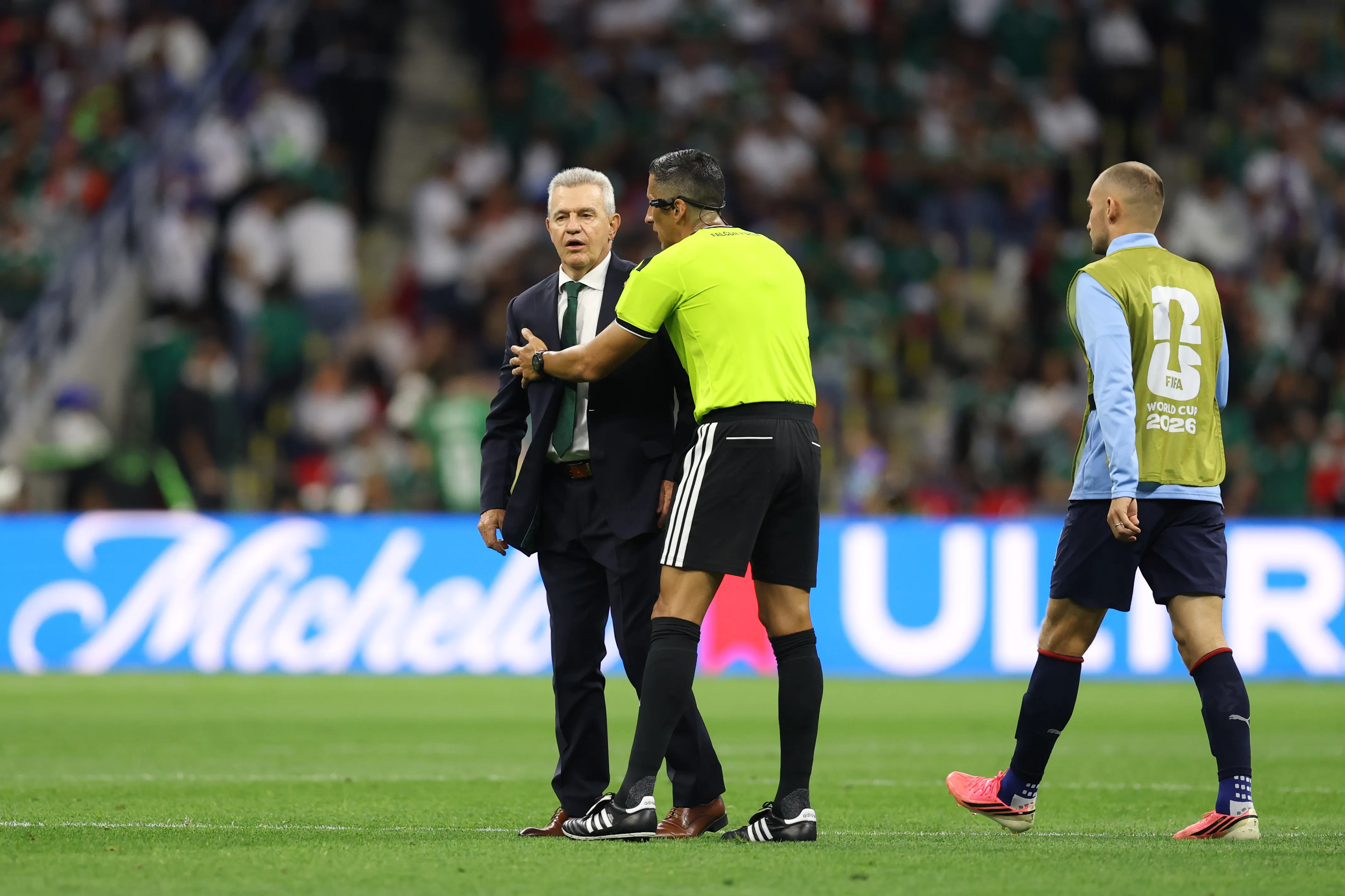 Yael Falcón Pérez junto a Javier Aguirre. [Foto: Getty Images]