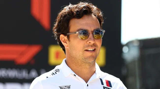 Checo Pérez en su llegada a Silverstone para el GP de Gran Bretaña 2026