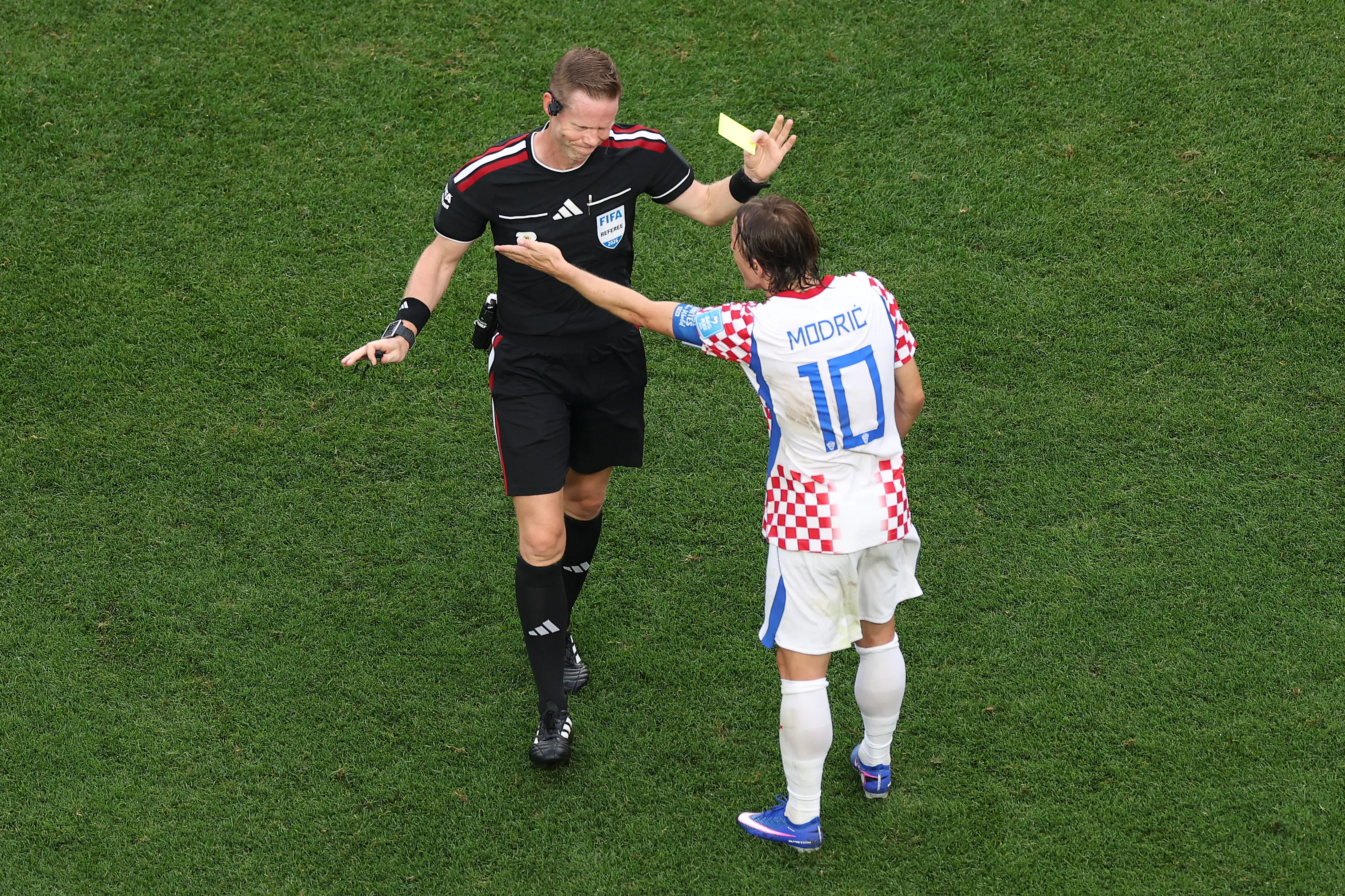 Luka Modric le reclama a Drew Fischer en el Mundial 2026 (Getty Images)