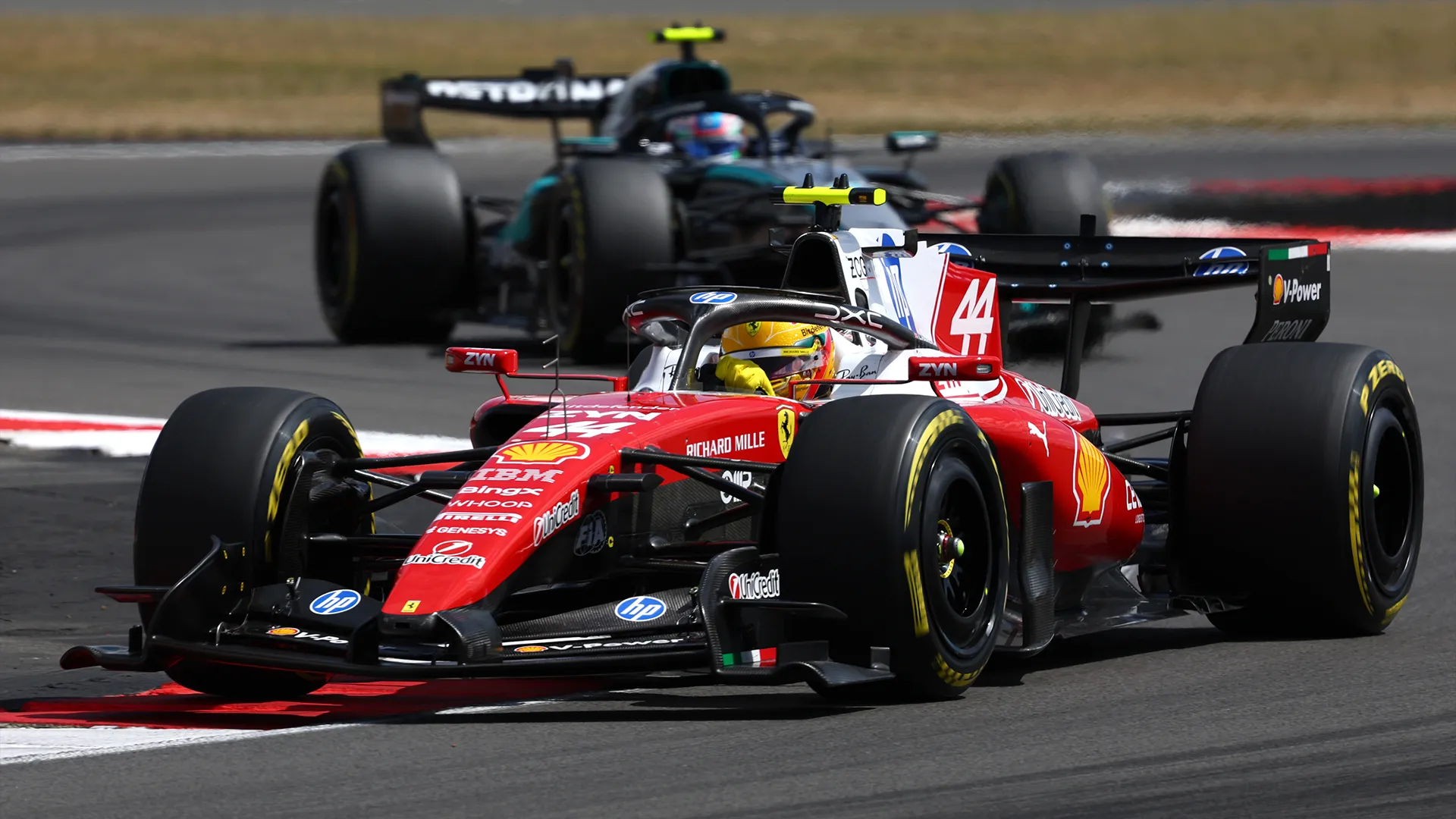 Kimi Antonelli persigue a Lewis Hamilton en la Sprint del GP de Gran Bretaña