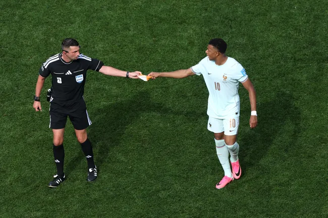 Michael Oliver con Kylian Mbappé en el Mundial 2026 (Getty Images)