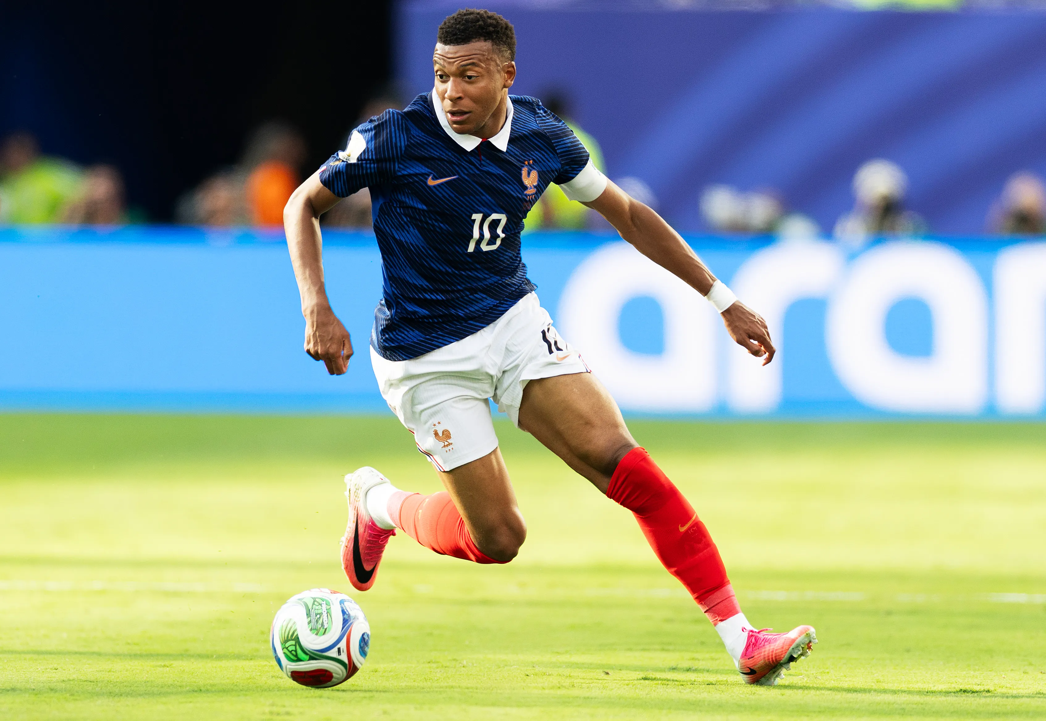 Kylian Mbappé conduce el balón en el partido contra Suecia (Getty Images)