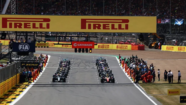 Coches de F1 formados en la parrilla de salida de Silverstone