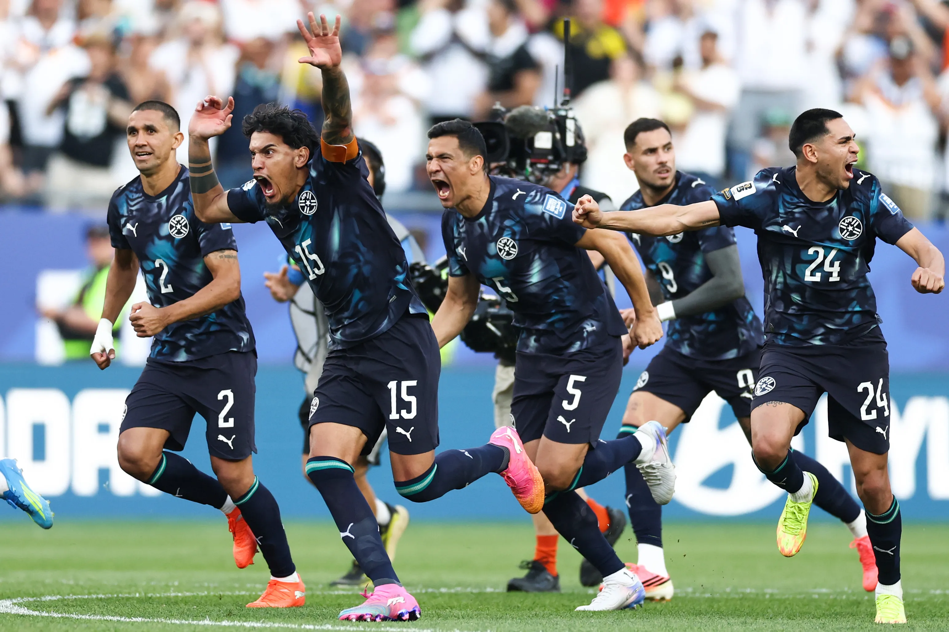 Jugadores de Paraguay celebrando la victoria ante Alemania por penales (Getty Images)