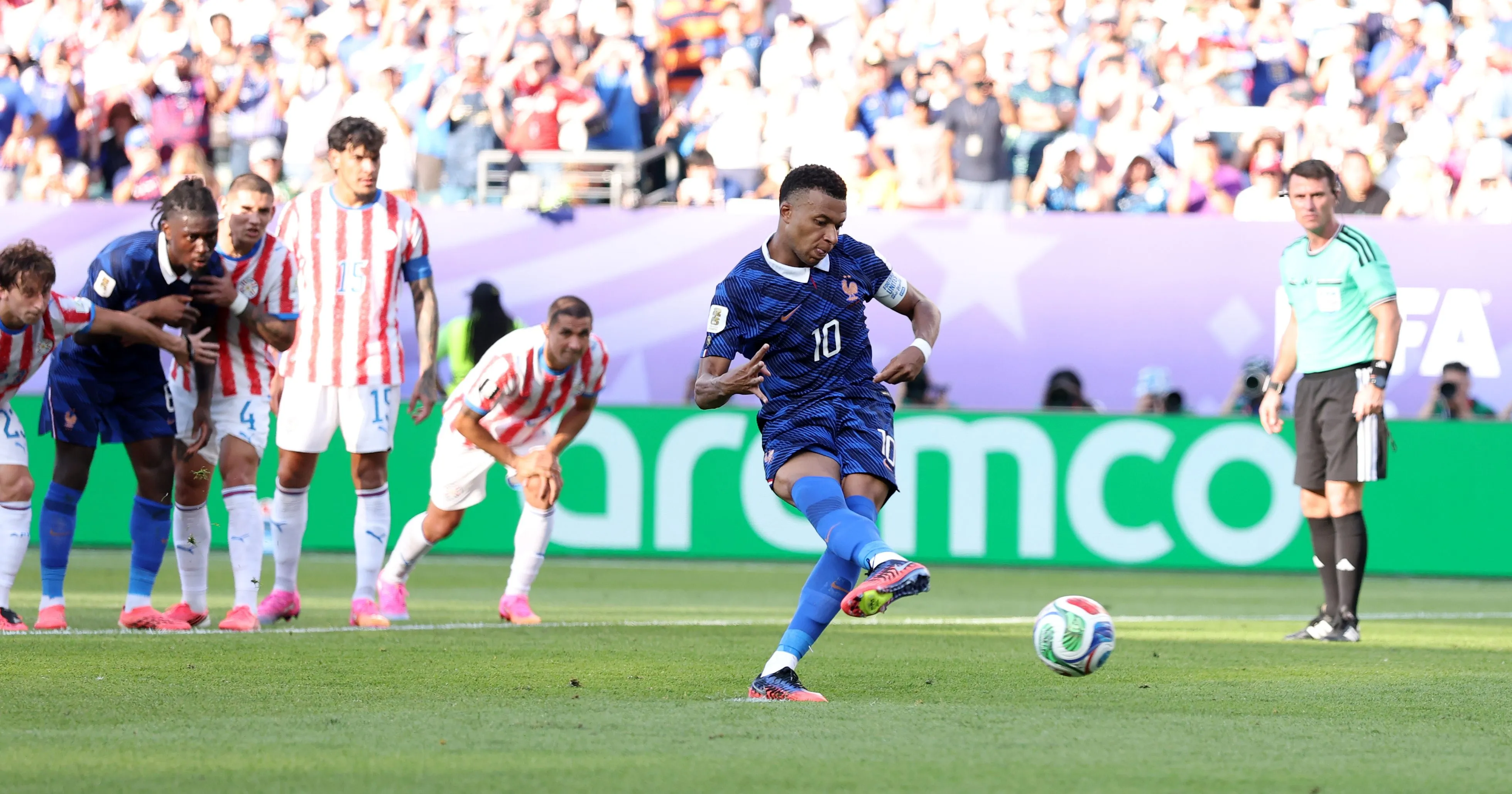 Mbappé, de penal, el gol de la clasificación francesa [Foto: Getty]