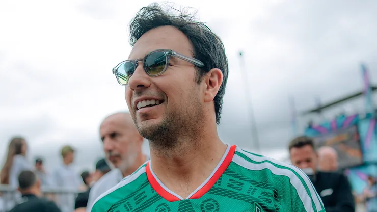 Checo Pérez llegó al GP de Gran Bretaña con la playera de México