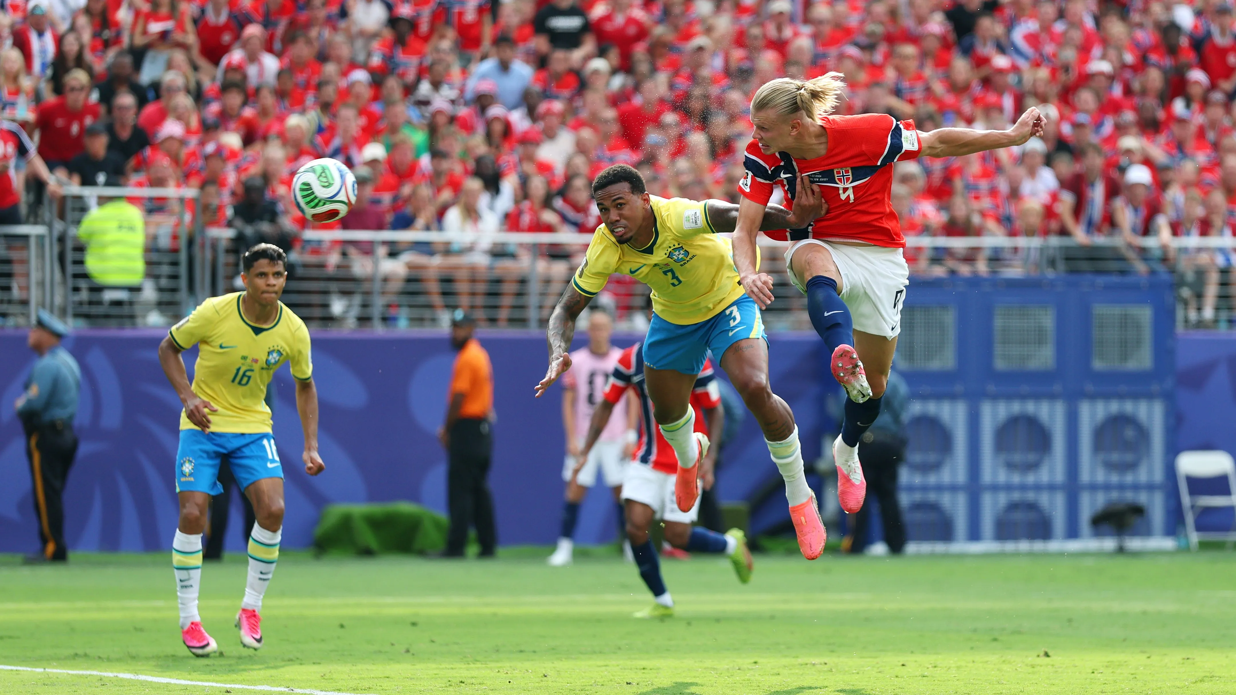 El duelo que Haaland le ganó a Gabriel [Foto: Getty]