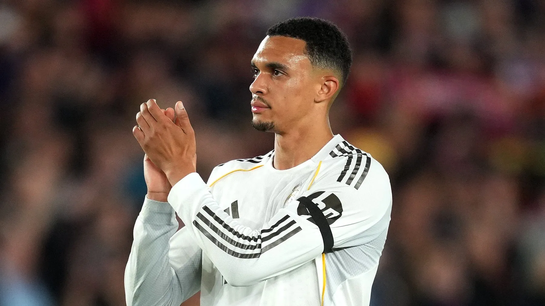 Alexander-Arnold, afuera del equipo ante México [Foto: Getty]