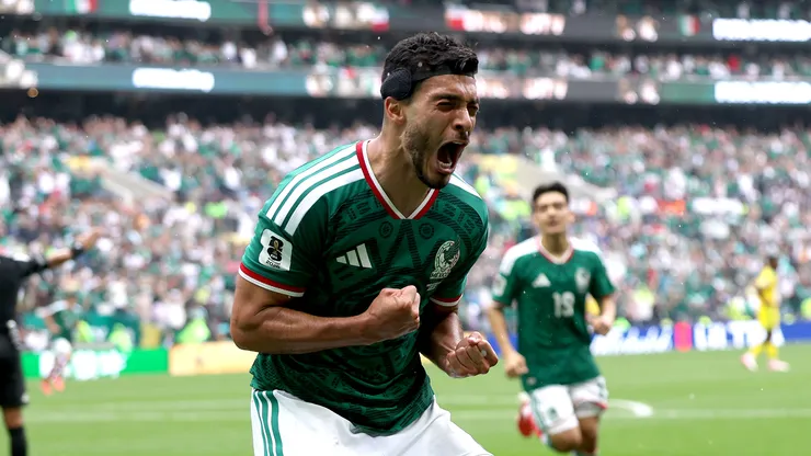 Raúl Jiménez juega con una protección en su cabeza para afrontar los partidos que disputa