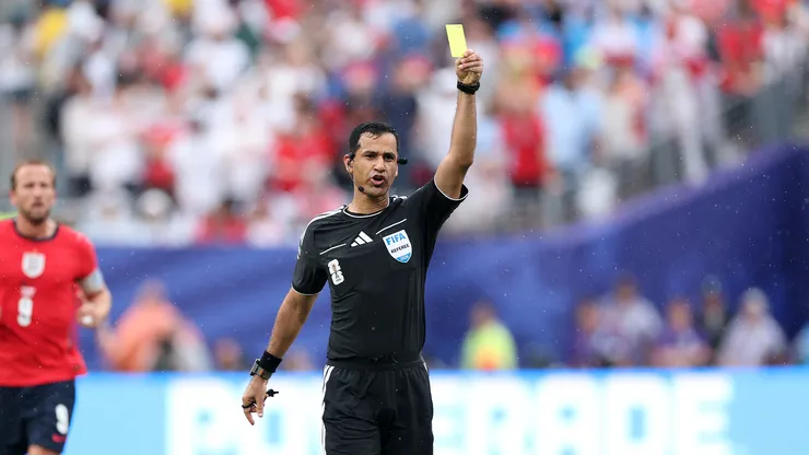 Abdulrahman Al Jassim muestra una tarjeta amarilla