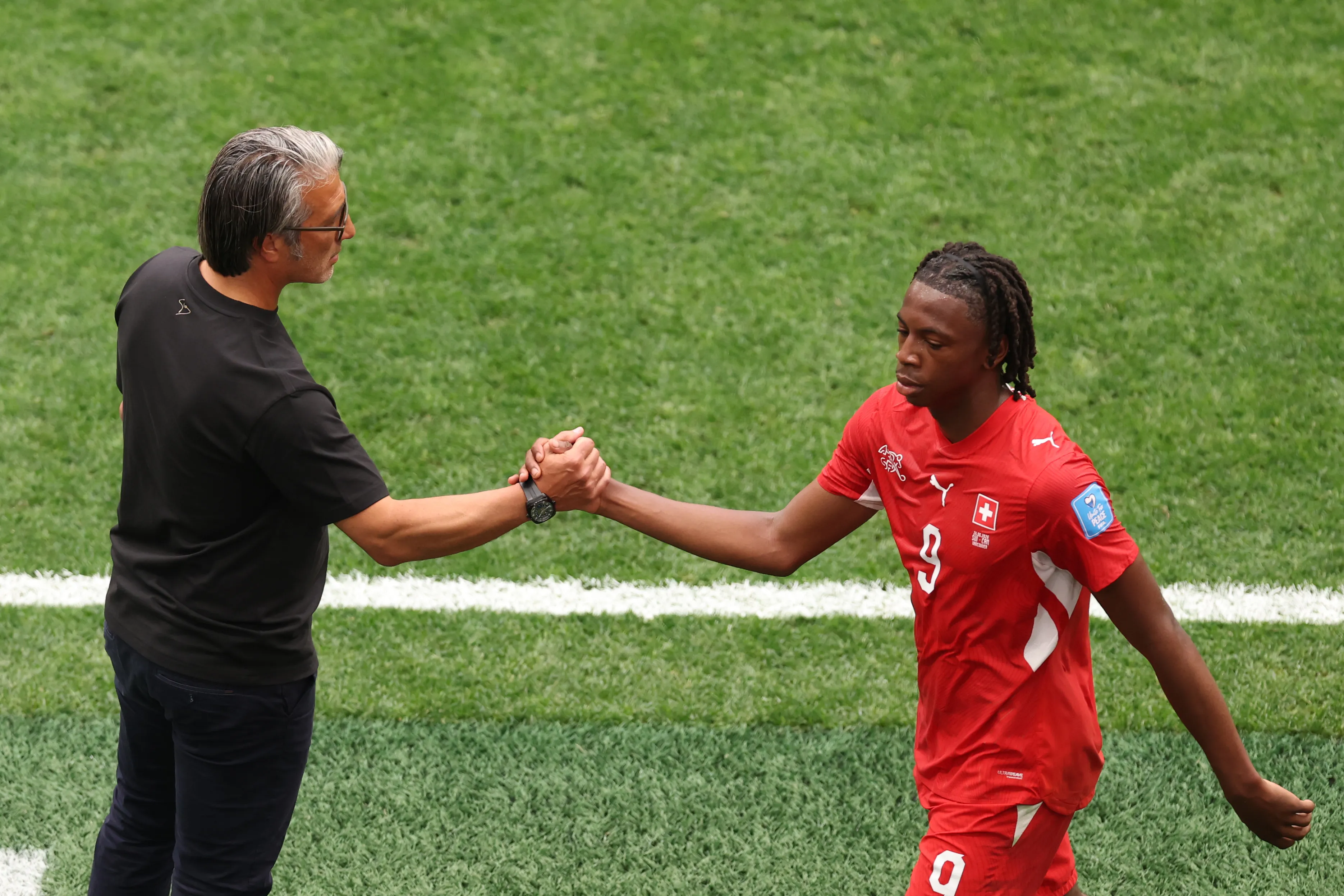 Johan Manzambi se saluda con su entrenador, Murat Yakin (Getty Images)