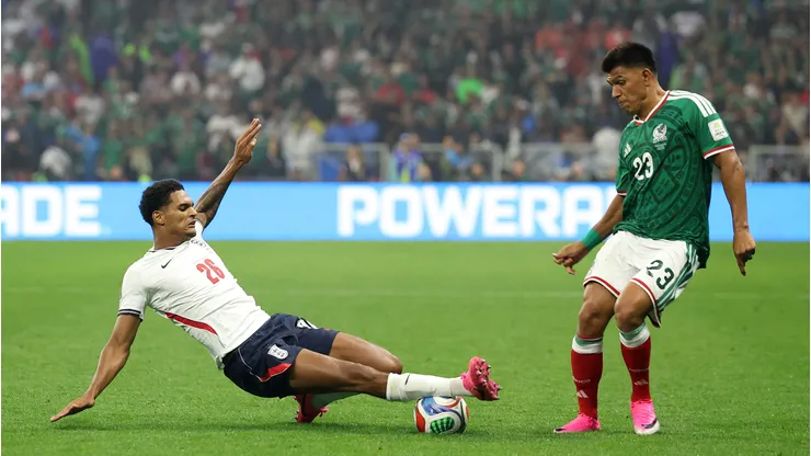 Jarell Quansah protagonizó una dura jugada contra Jesús Gallardo.