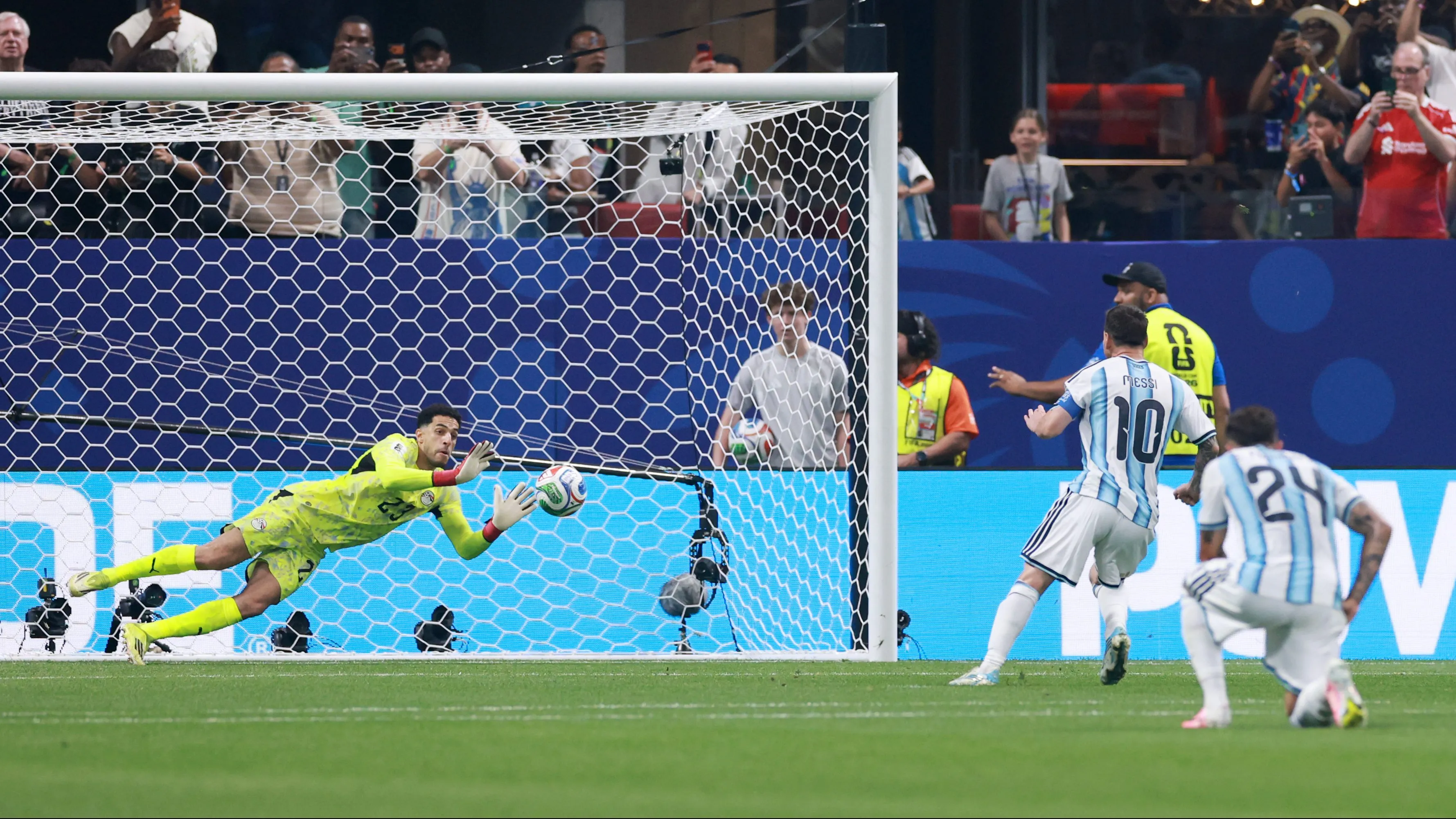 Uno de los dos penales fallados por Messi [Foto: Getty]