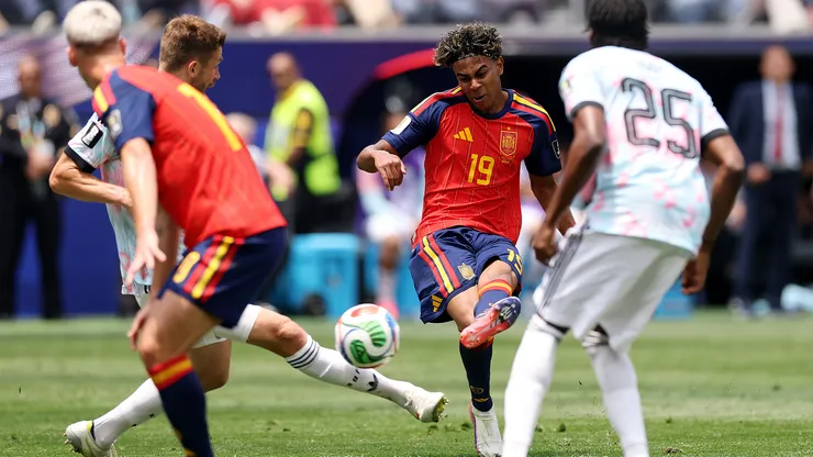 Lamine Yamal remata de zurda en España vs. Bélgica