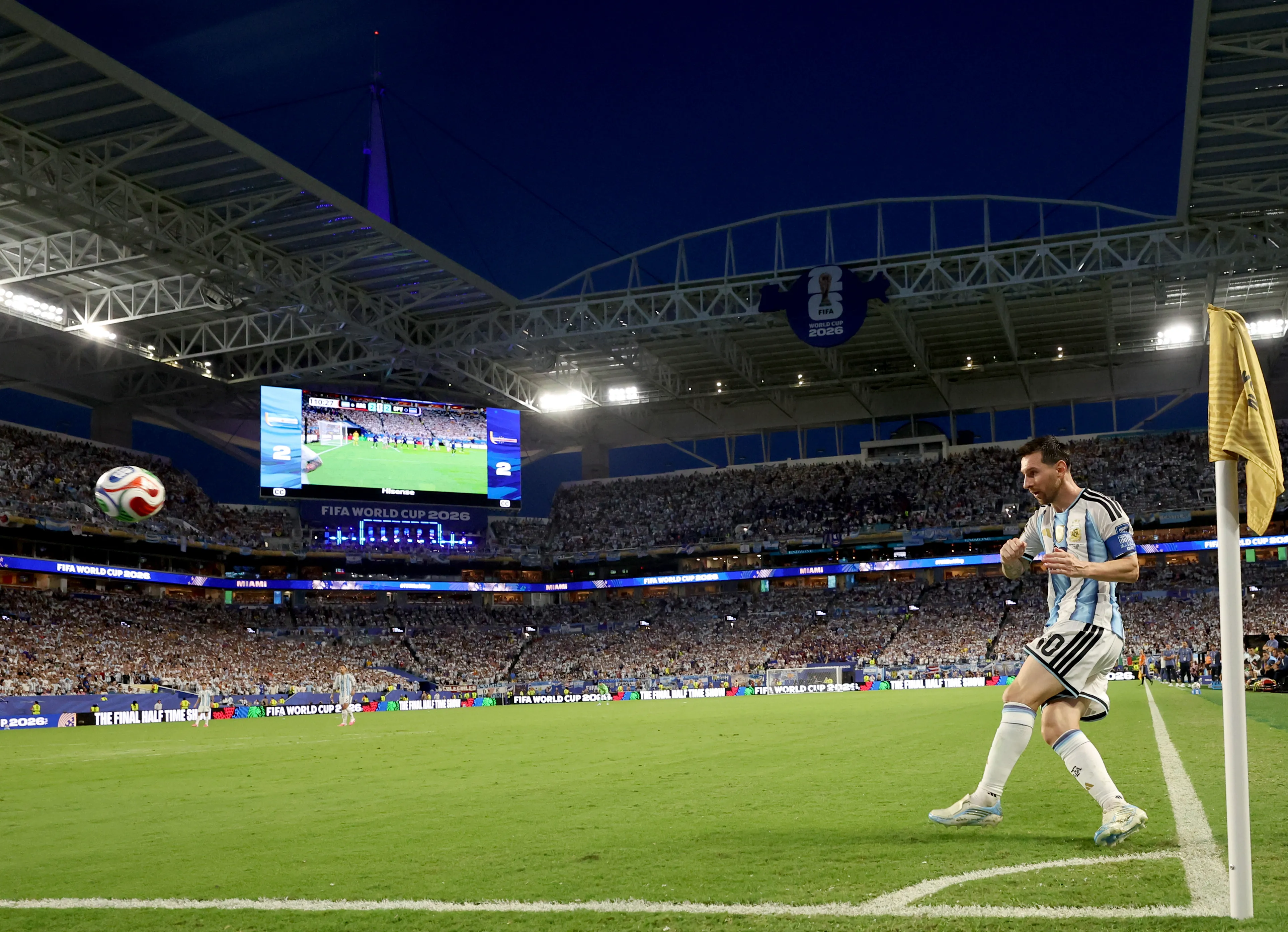 Lionel Messi ejecuta un tiro de esquina en el Hard Rock Stadium (Getty Images)