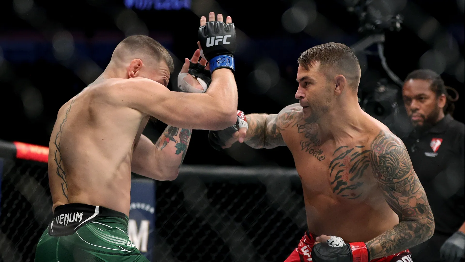Dustin Poirier se quedó con la victoria en la última pelea de Conor McGregor hasta el momento. (GETTY IMAGES)