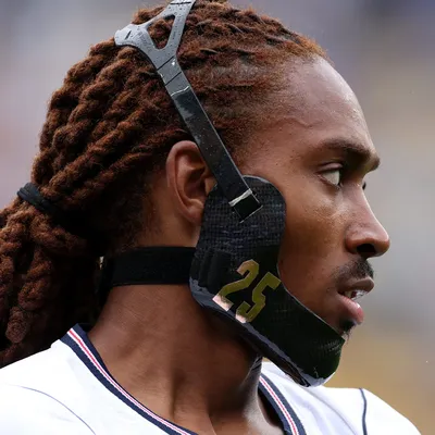 Djed Spence: por qué usa una máscara y cómo funciona su protección facial