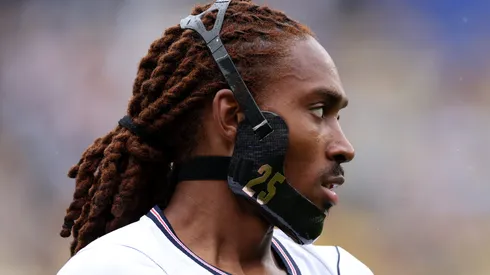 Djed Spence: por qué usa una máscara y cómo funciona su protección facial