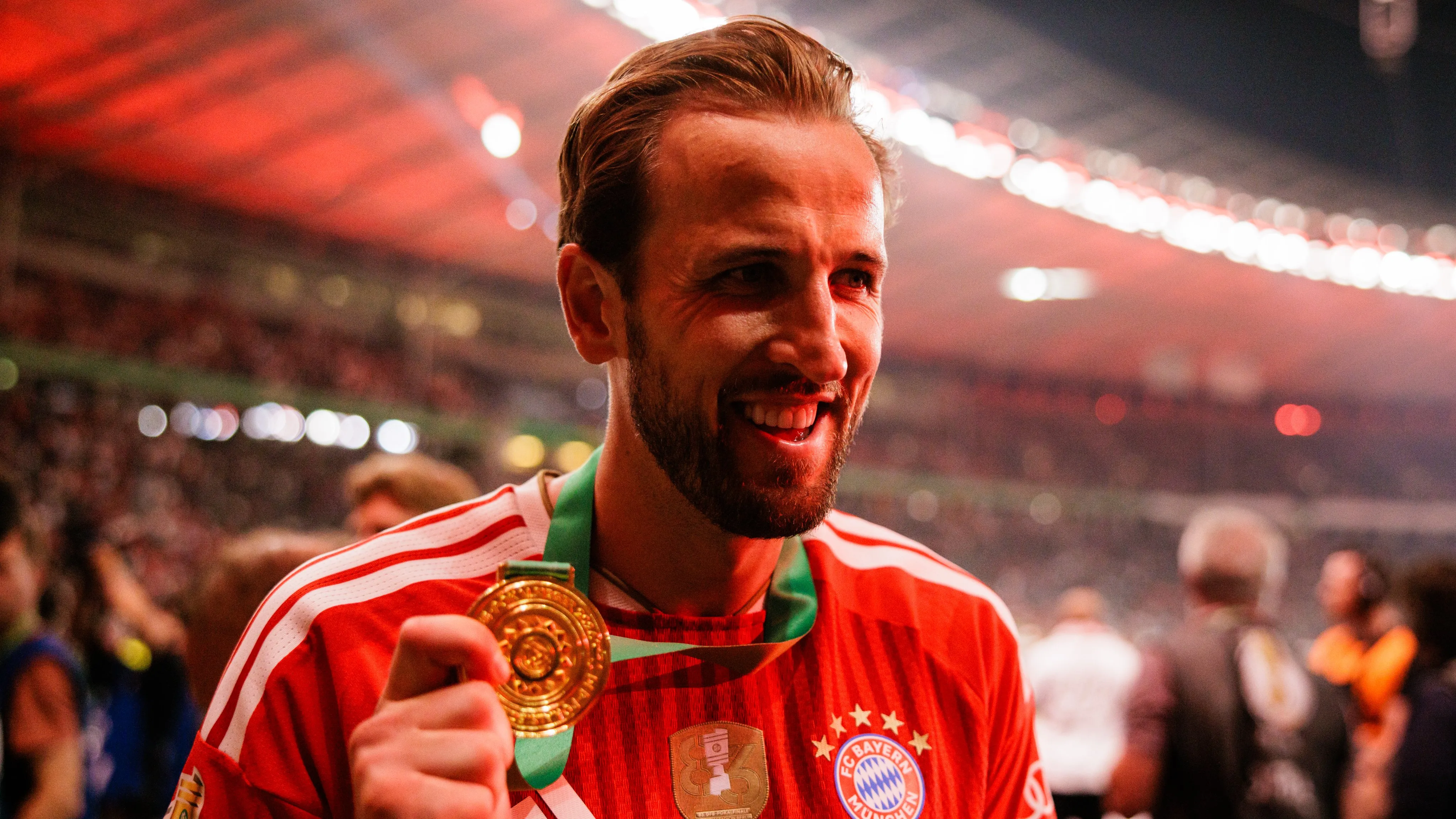 Kane vistiendo una de las medallas del año [Foto: Getty]