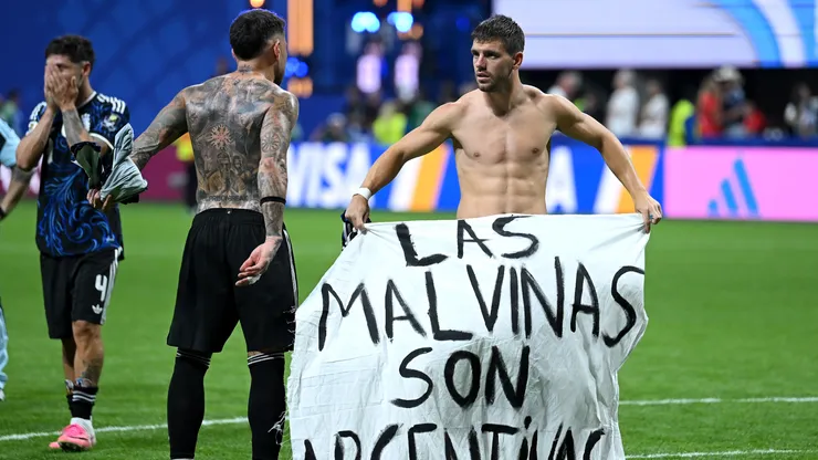 Los jugadores de Argentina mostraron una bandera en referencia a las Malvinas.