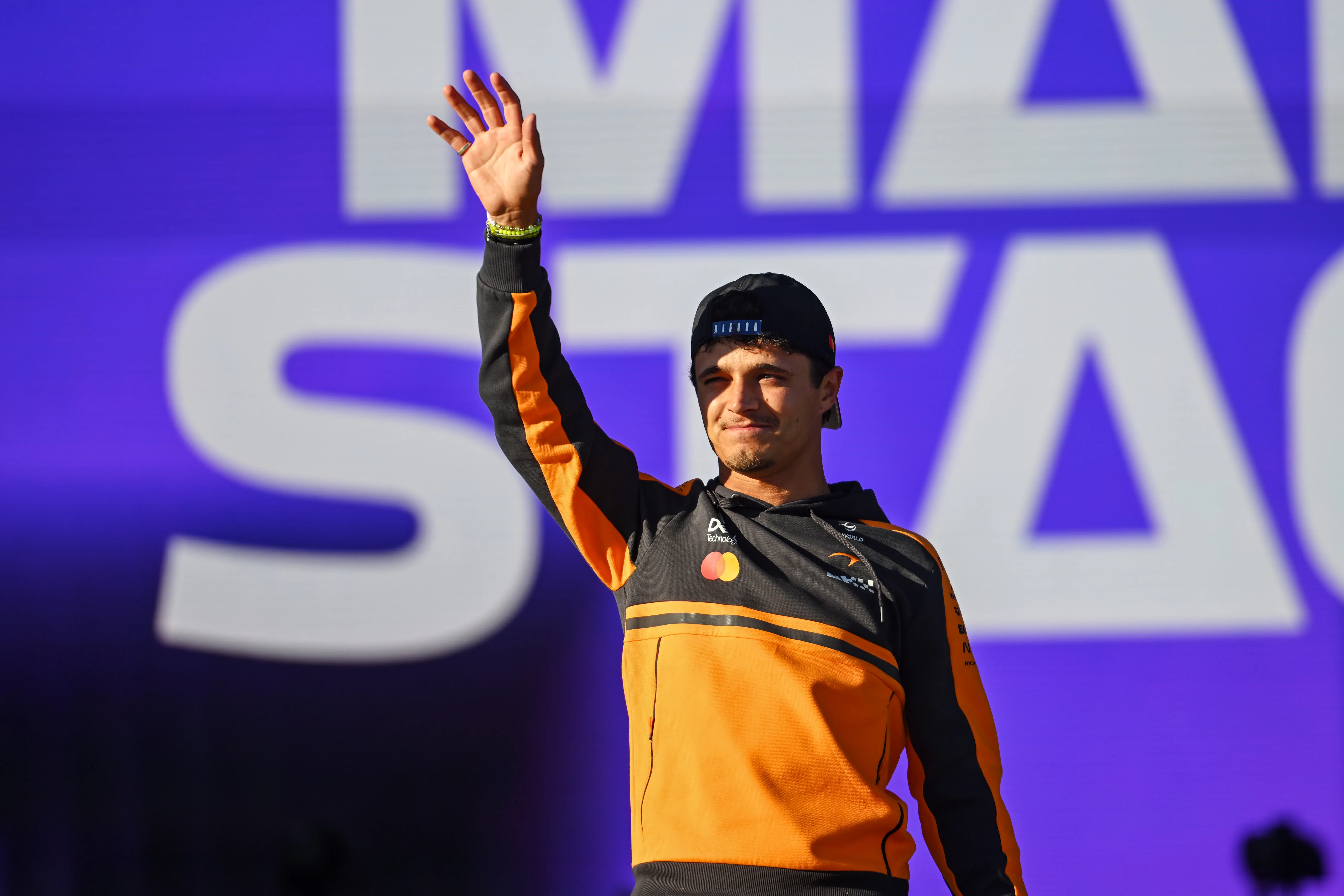 Lando Norris saluda al público en Silverstone (Getty Images)