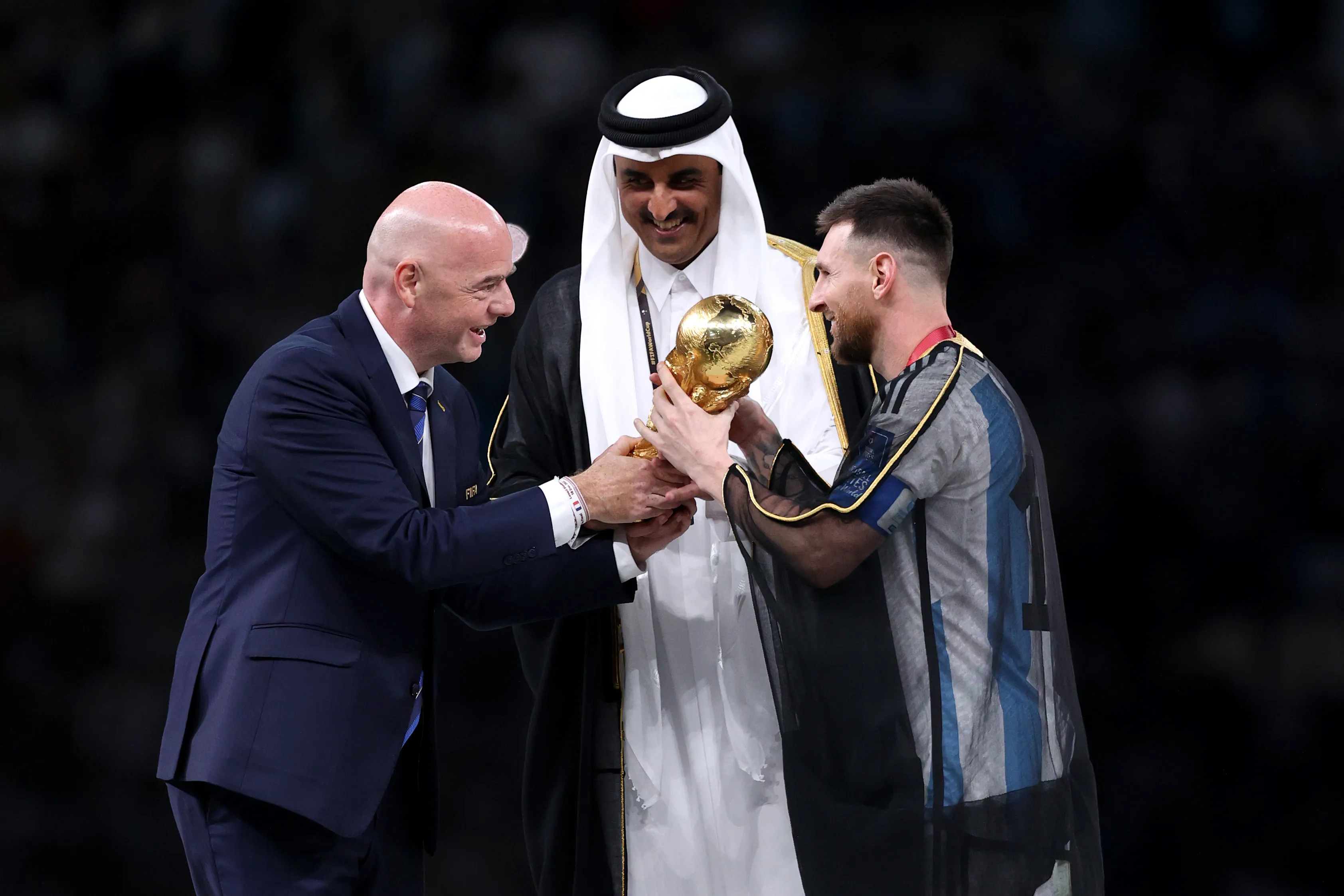 Messi, el Emir e Infantino con la Copa [Foto: Getty]