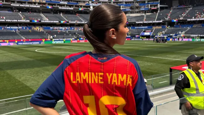 Inés García con la playera de Lamine Yamal.