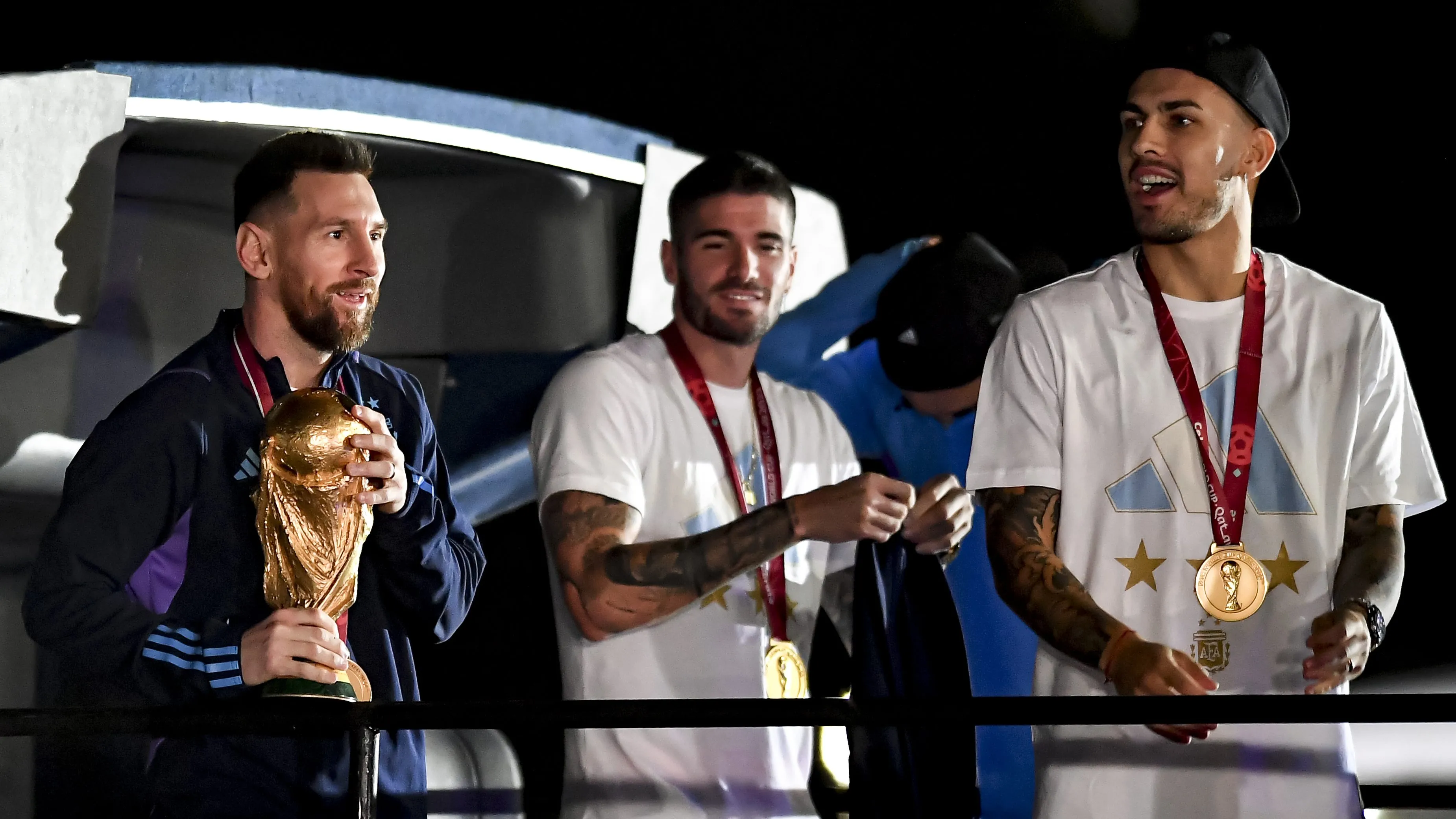 Messi y la réplica del trofeo del Mundial 2026 [Foto: Getty]