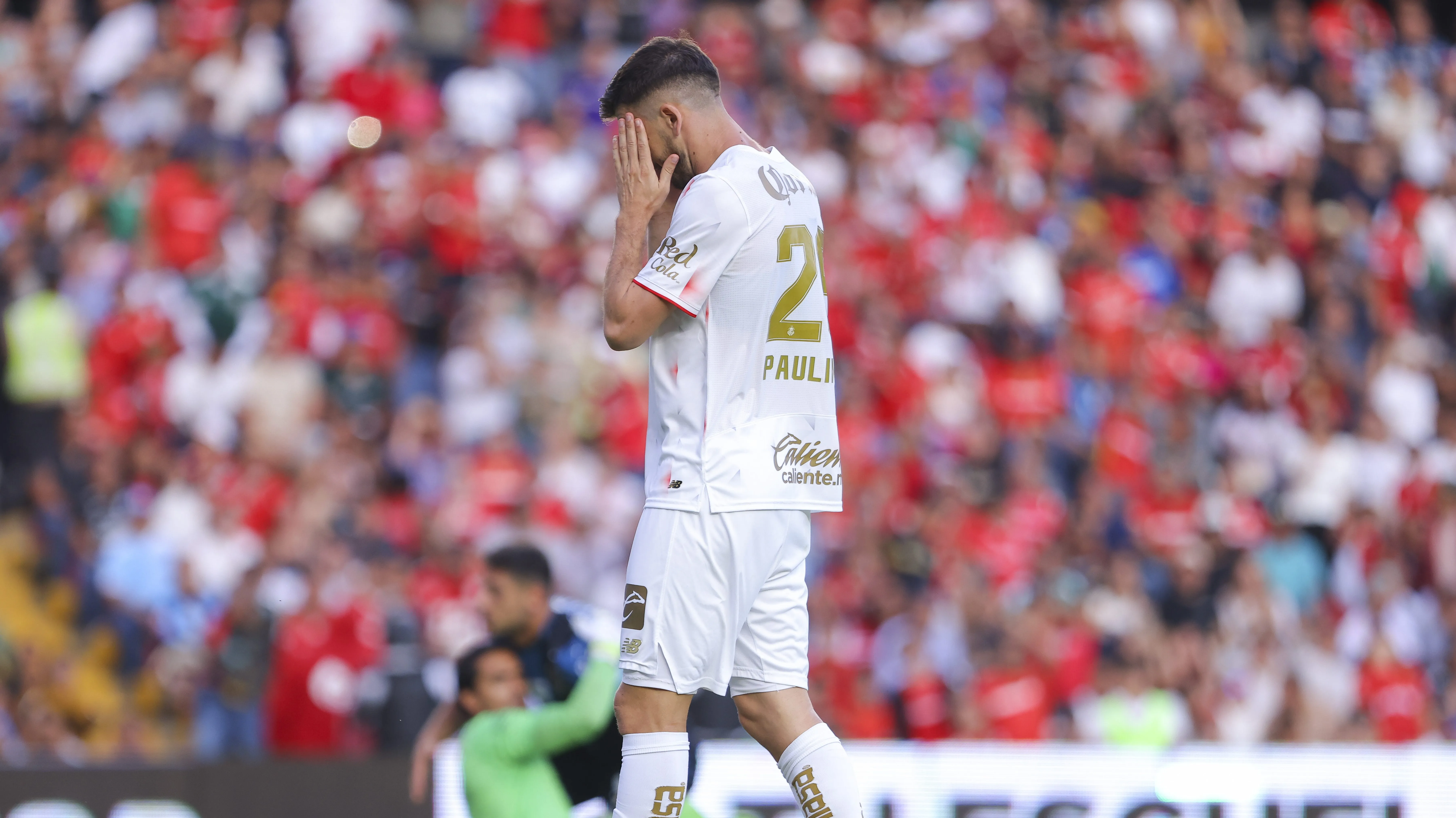 Paulinho observará el juego desde fuera [Foto: Getty]