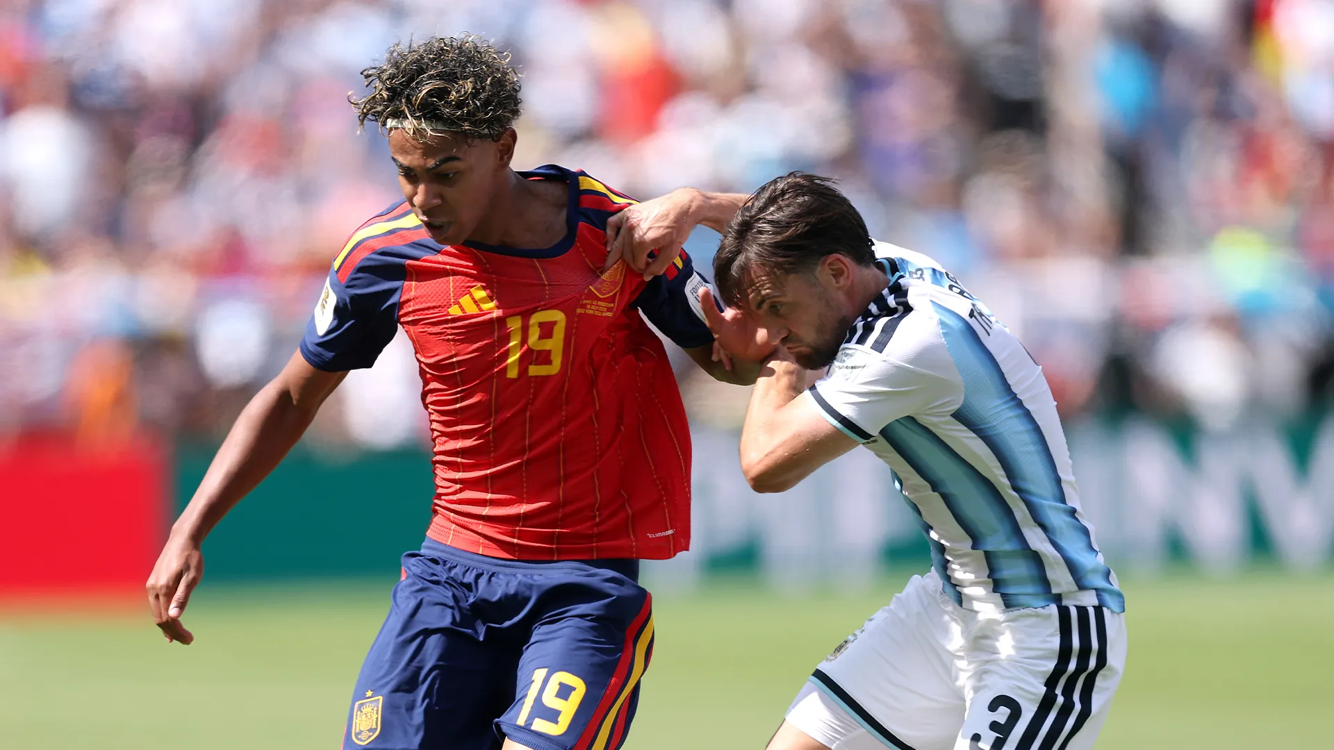 Nicolás Tagliafico marca a Lamine Yamal en la final del Mundial 2026