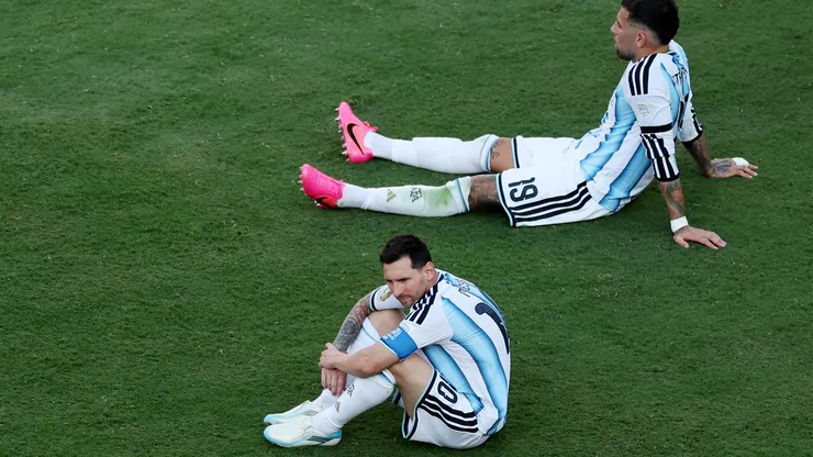 Lionel Messi y Nicolás Otamendi tras la derrota de Argentina en la final