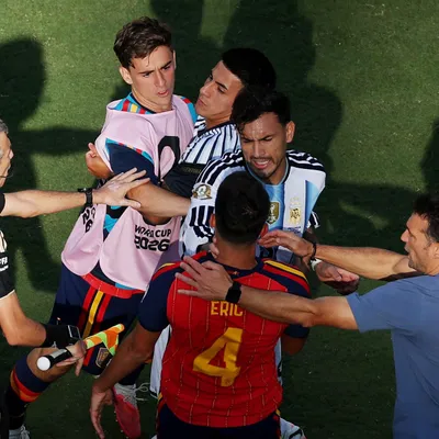 La pelea de Leandro Paredes con Gavi y Eric García