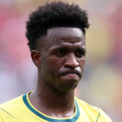 El antes y después de Vinícius Jr. tras la cirugía de mandíbula