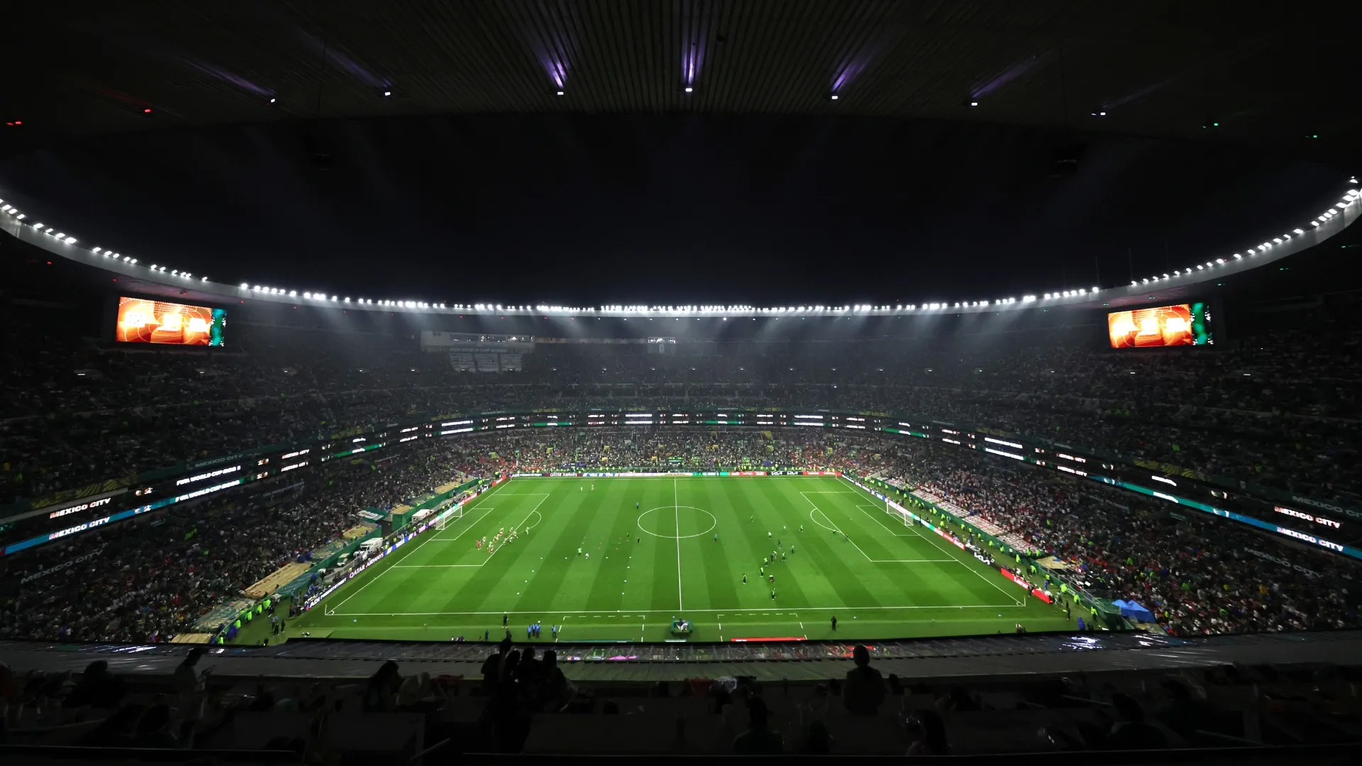 El Azteca tiene filas clausuradas.