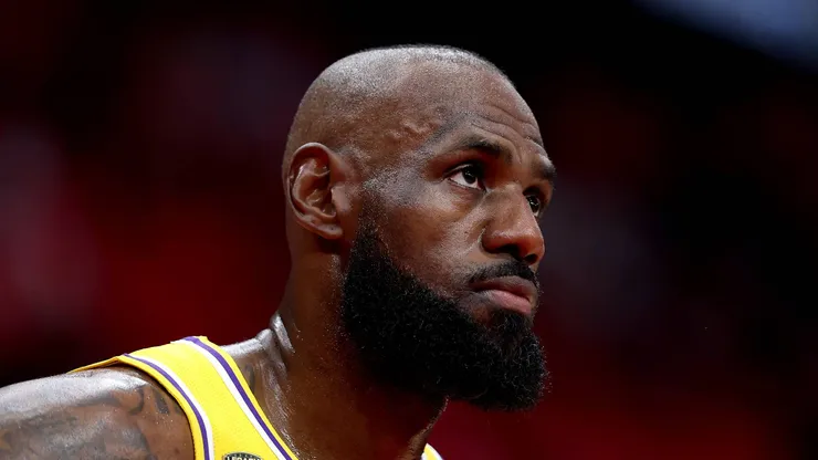 LeBron James firmó con los Philadelphia 76ers
