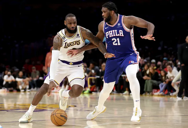 LeBron James con Joel Embiid, su nuevo compañero en Philadelphia (Getty Images)