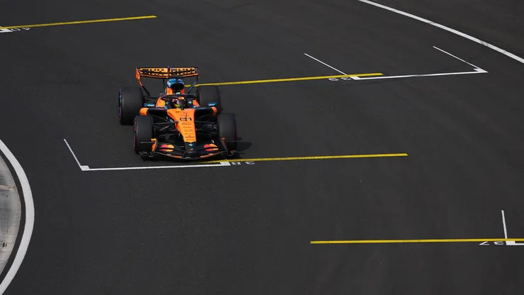 Oscar Piastri pasa por los cajones de salida de Hungaroring
