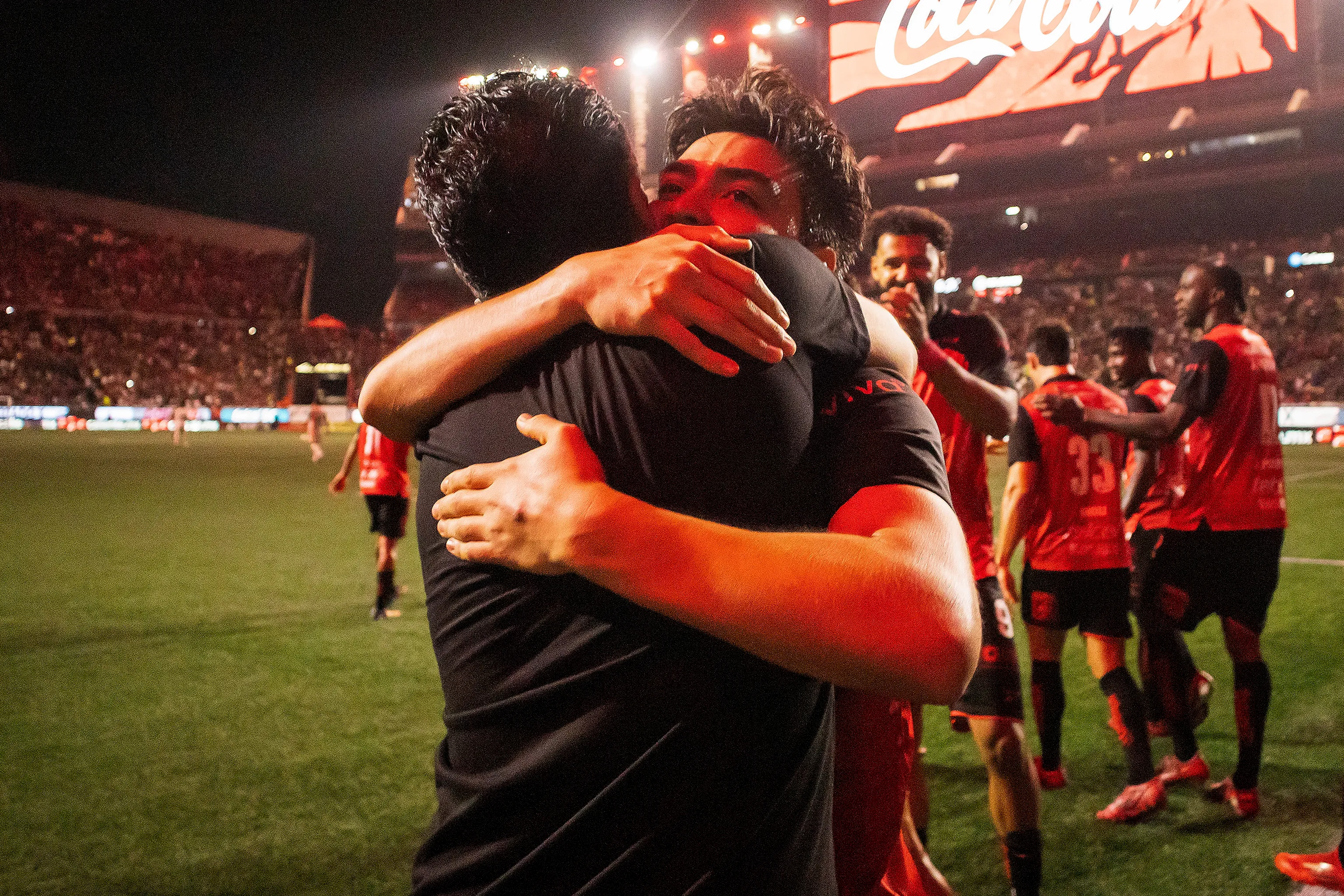 Abrazo entre Gilberto Mora y su padre  (Photo by Francisco Vega/Getty Images)