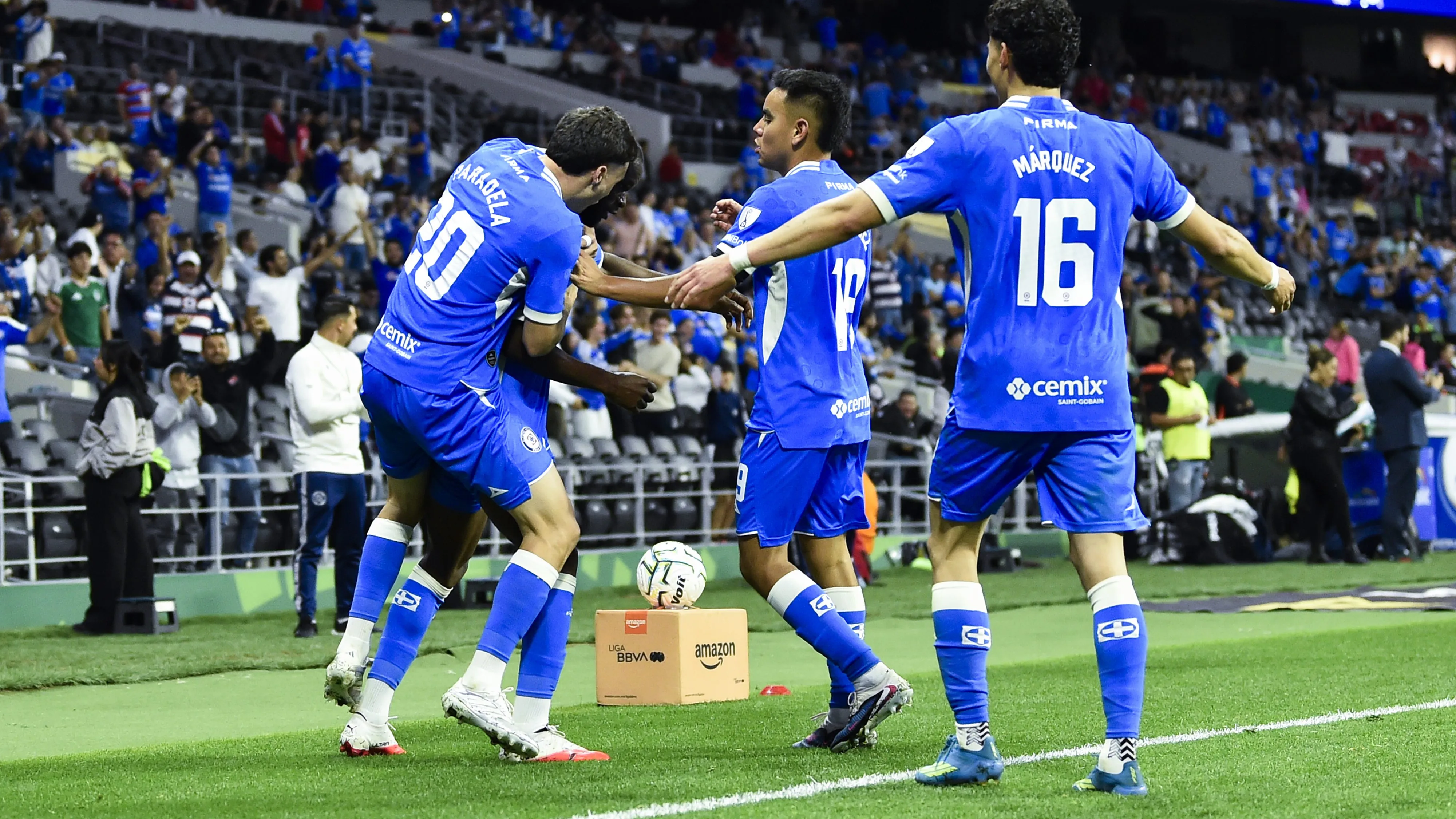 Jugadores de Cruz Azul celebran un gol (Getty Images)
