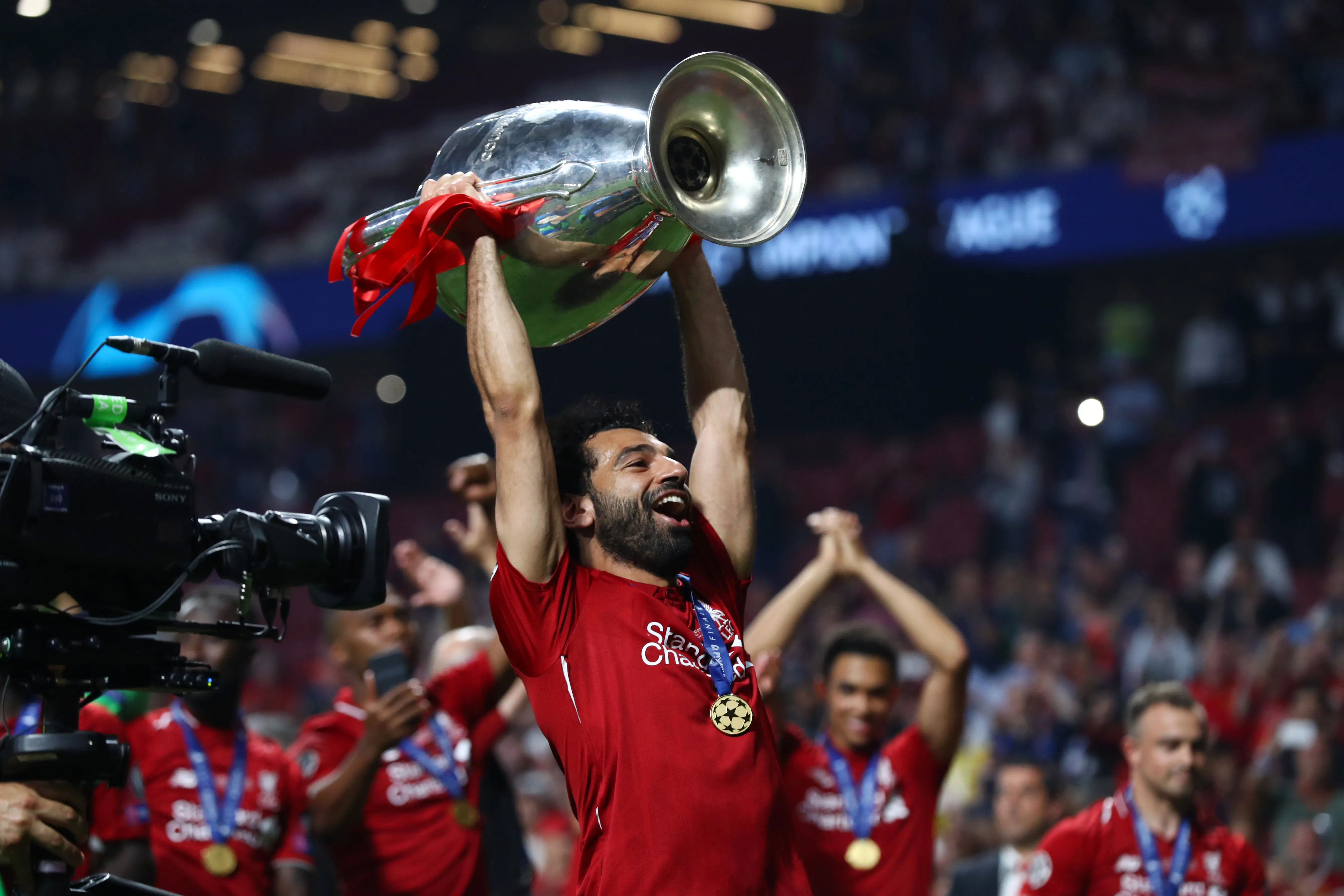 Mohamed Salah levanta el trofeo de la UEFA Champions League con Liverpool (Getty Images)