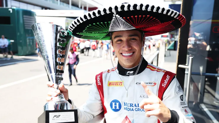 Noel León con el trofeo del Gran Premio de Hungría