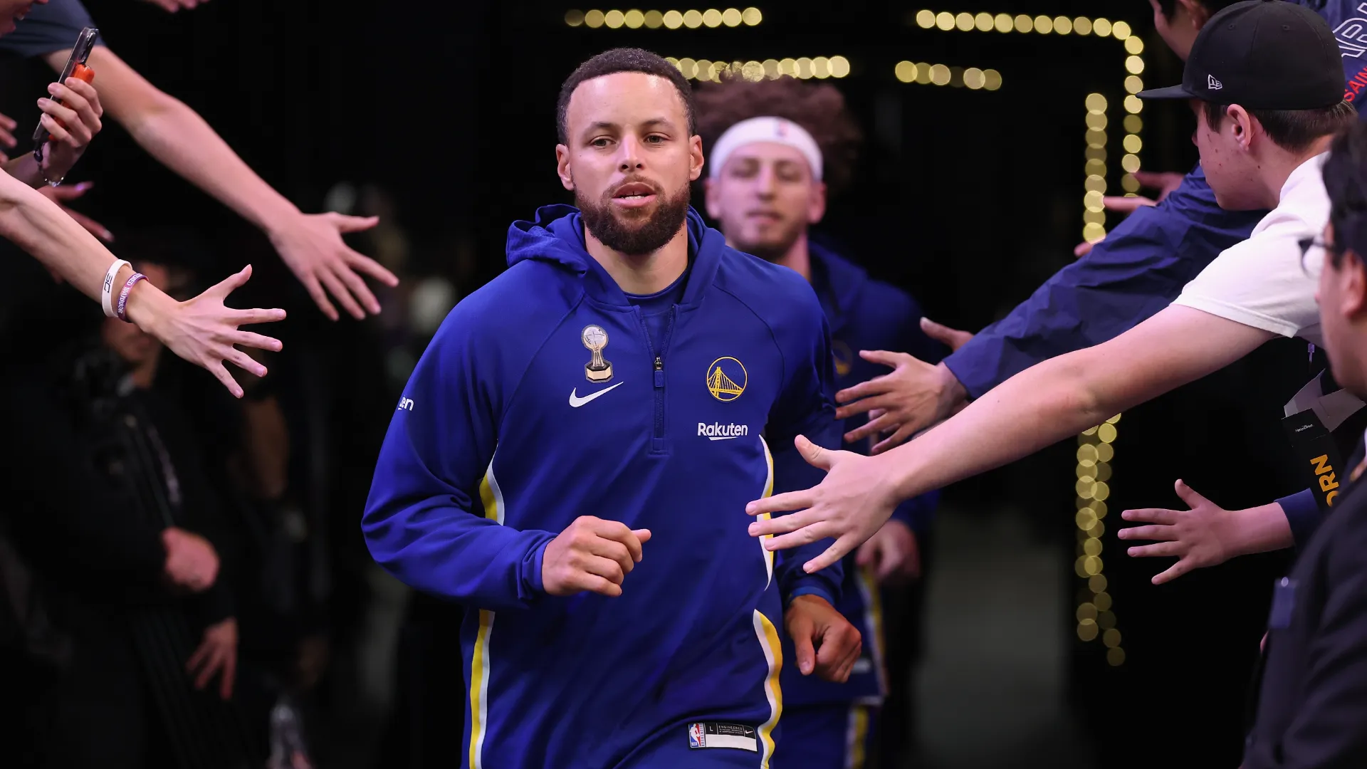 Stephen Curry estaría analizando la posibilidad de dejar Golden State Warriors. (GETTY IMAGES)