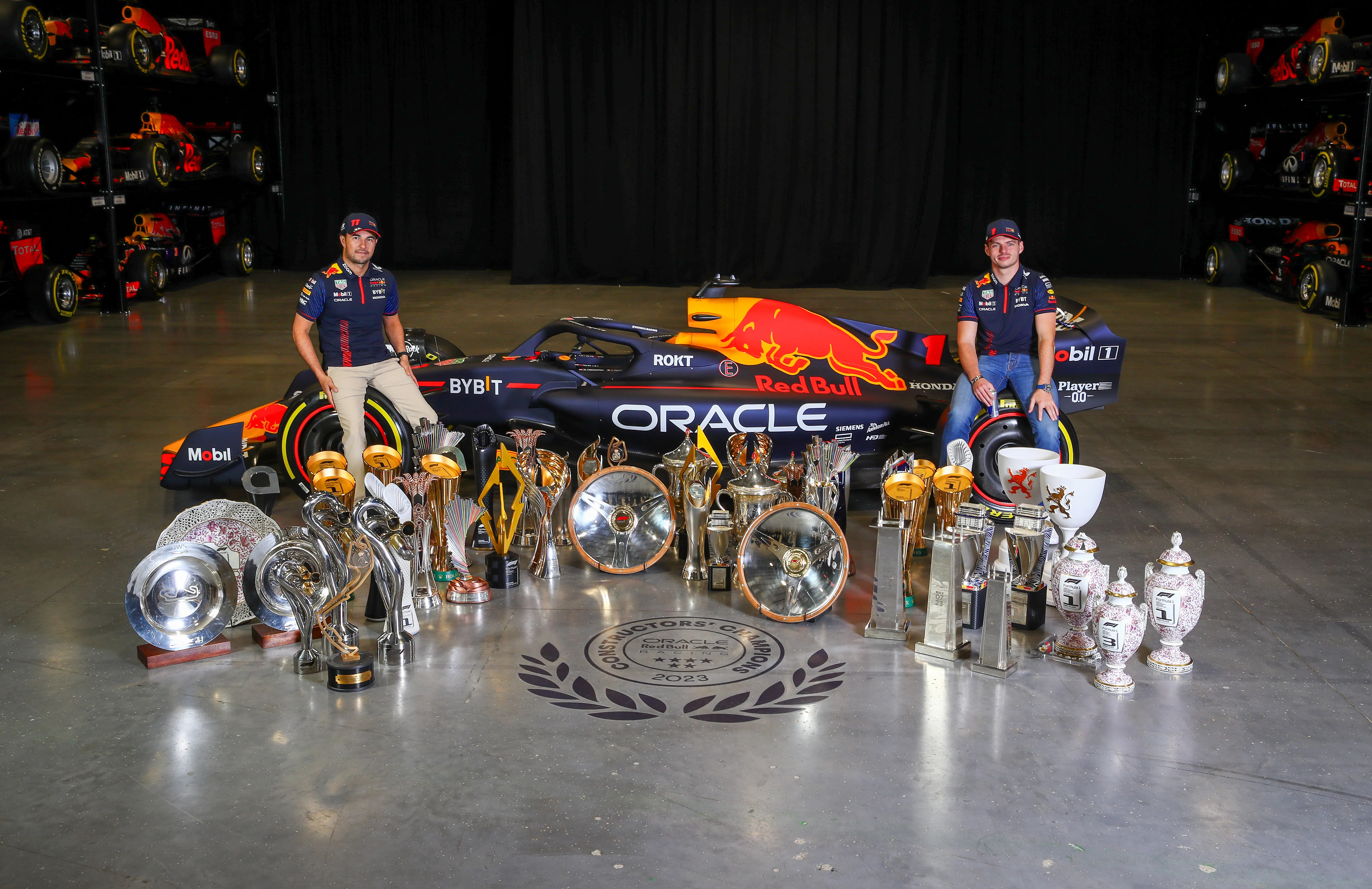 Sergio Perez y Max Verstappen junto a los trofeos que ganaron juntos en Red Bull (Getty Images)