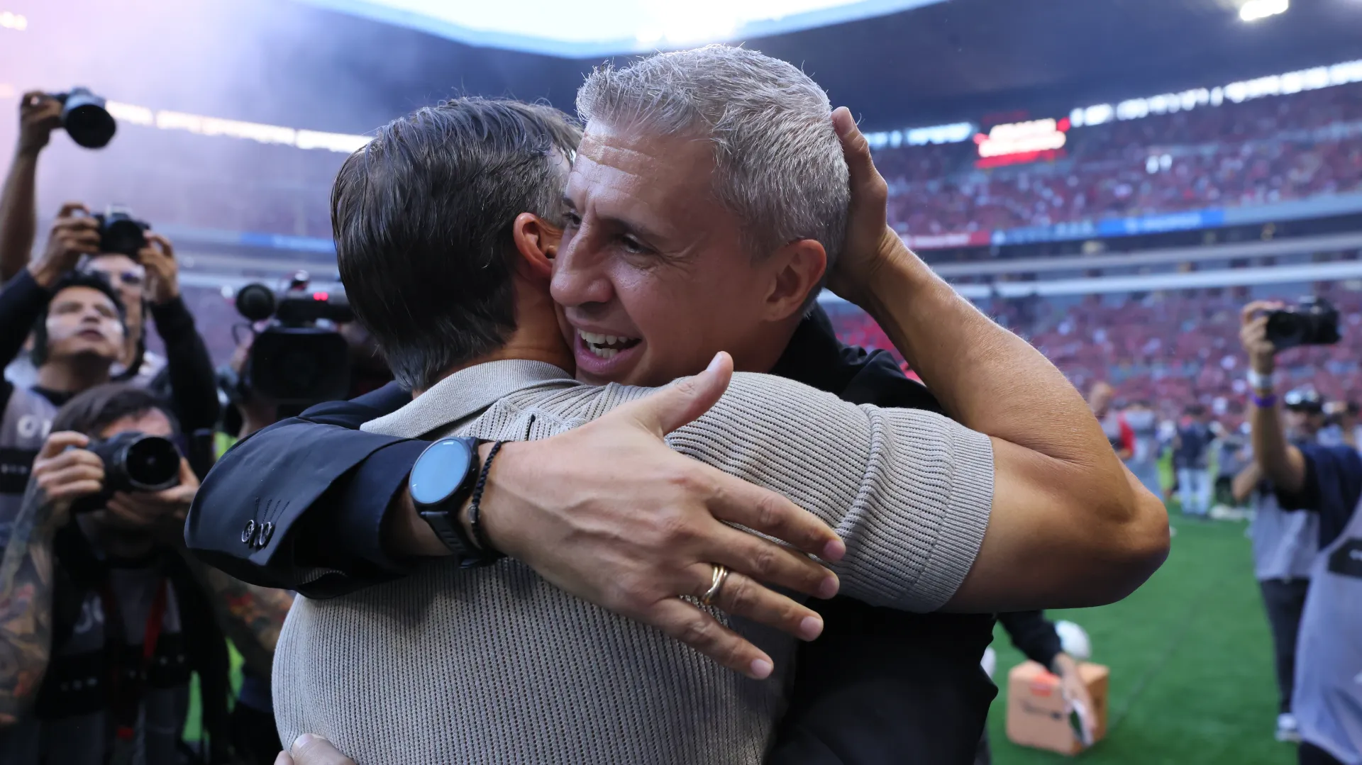 Matías Almeyda y Hernán Crespo se fundieron en un abrazo antes del inicio del partido. (GETTY IMAGES)