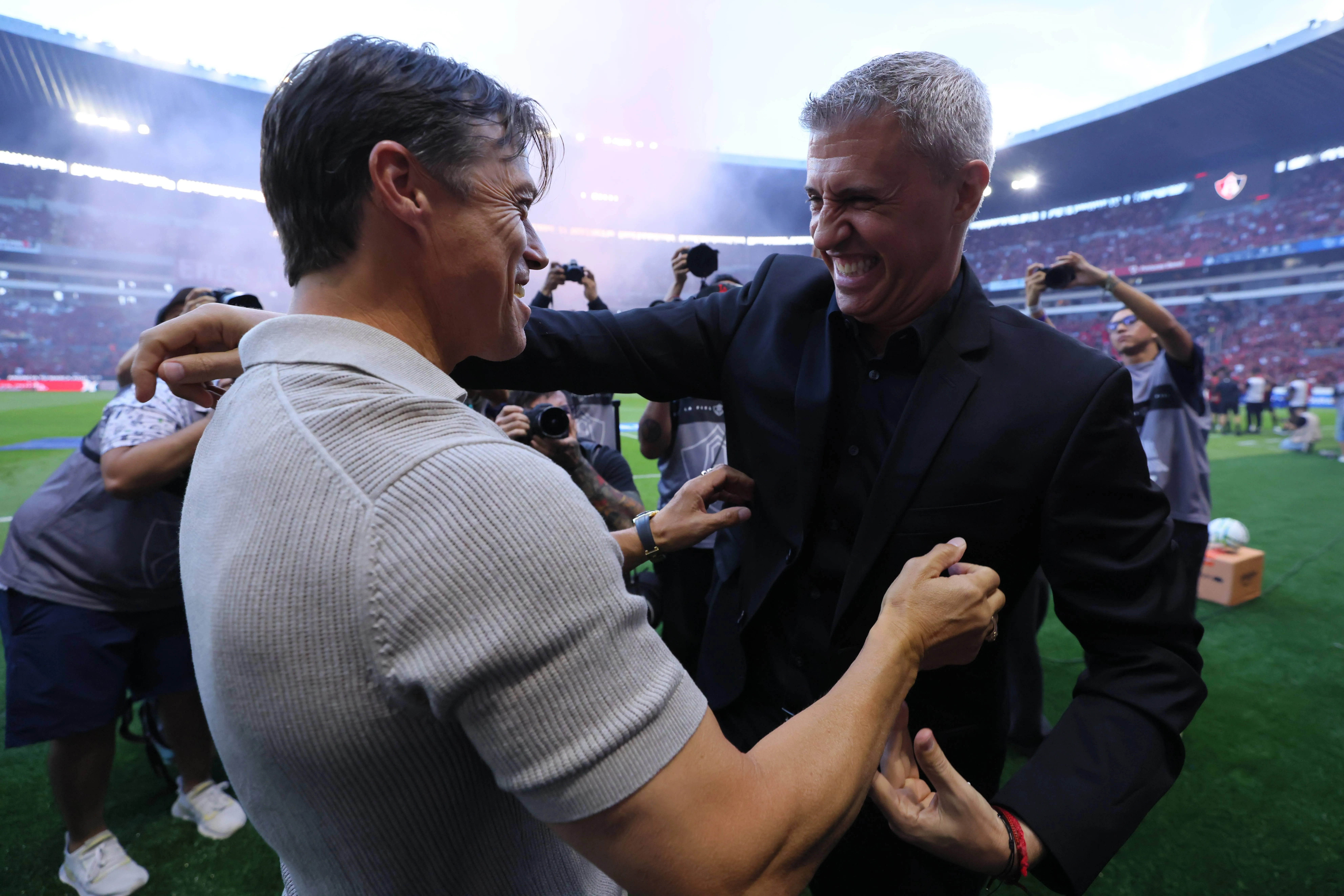 Matías Almeyda saludando a Hernán Crespo (Getty Images)