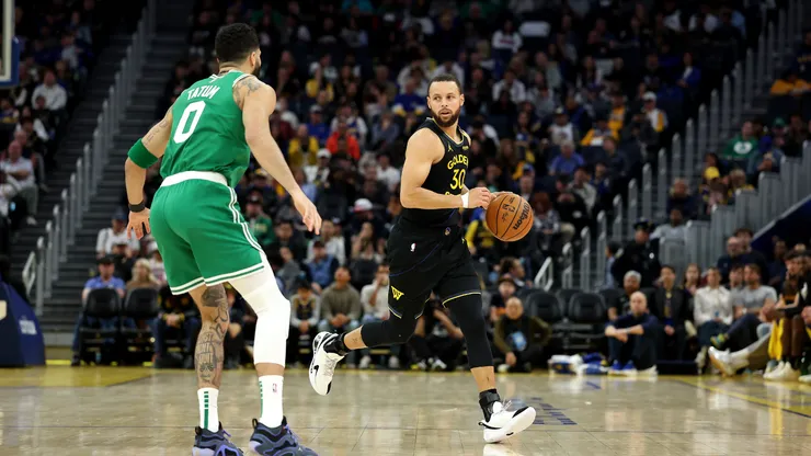 Stephen Curry es seguido de cerca por Boston Celtics.
